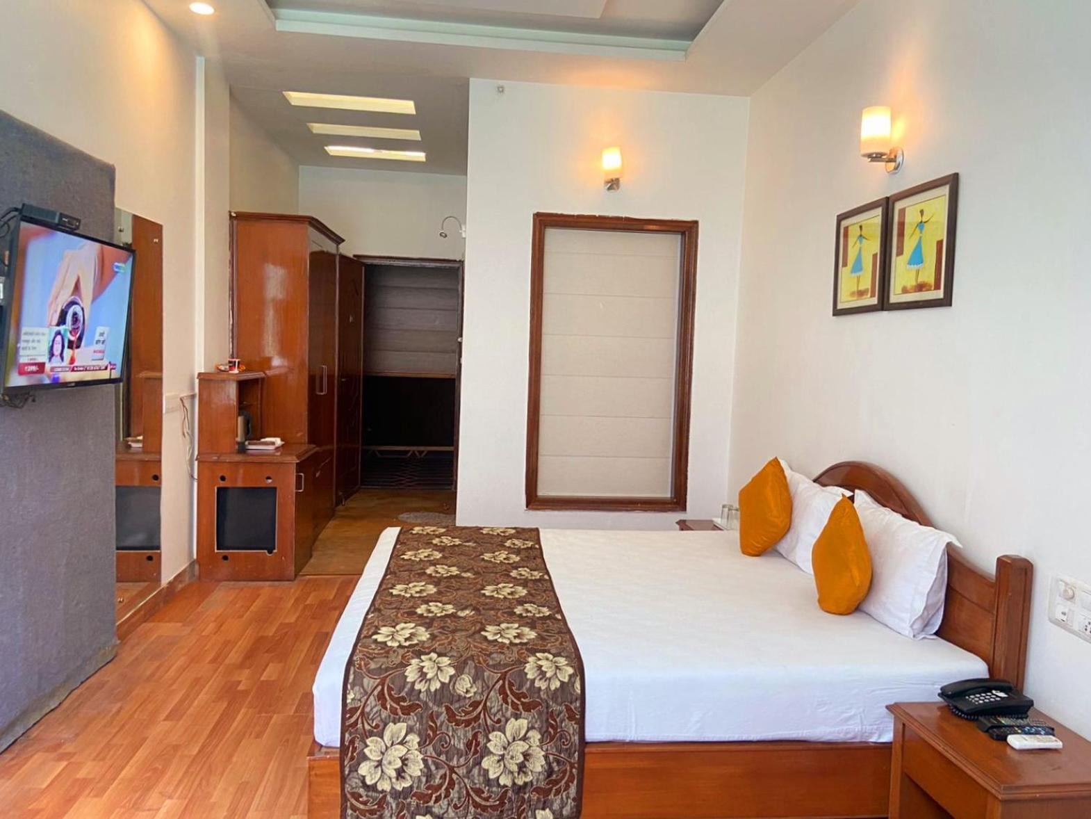 Modi Hotel & Resorts Pinjaur 外观 照片