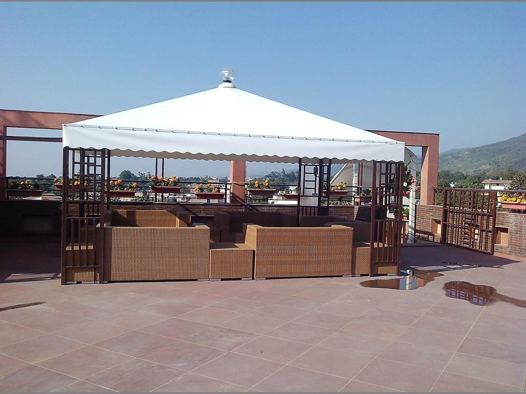 Modi Hotel & Resorts Pinjaur 外观 照片
